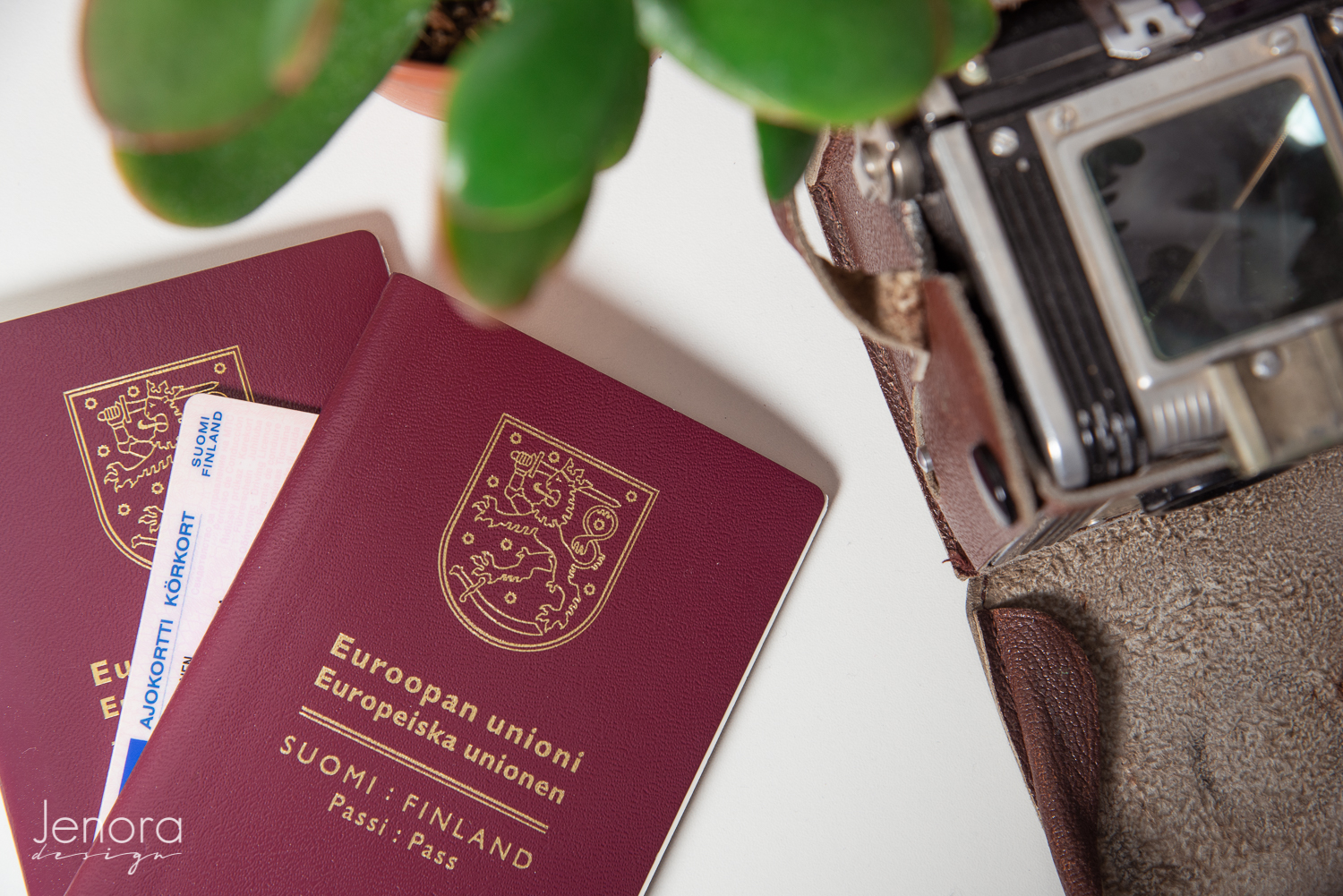 Passikuvat valokuvaamo Jenora Design Laukaa, passi ja ajokortti pöydällä