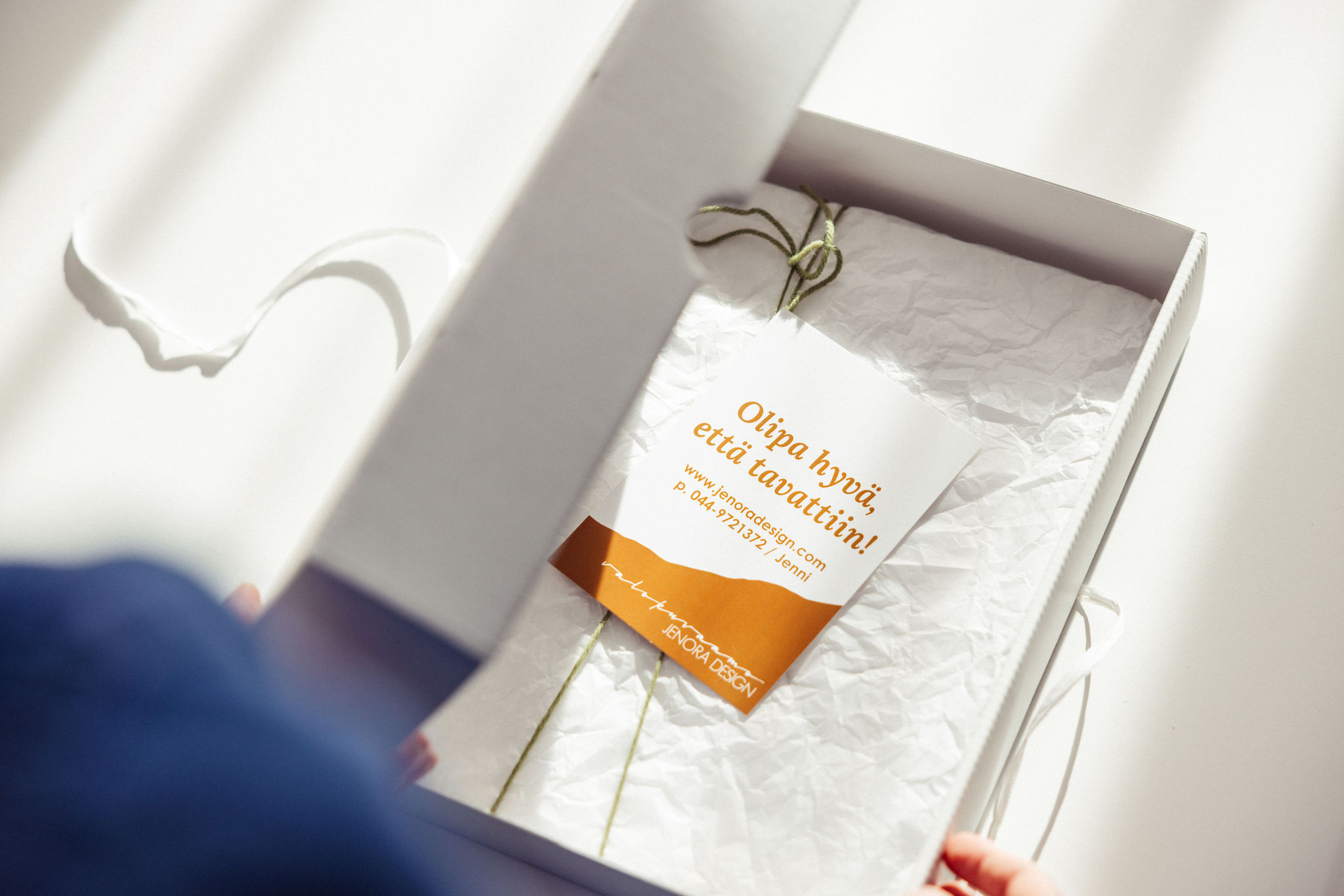 Kauniisti paketoidut valokuvat ovat Valokuvaamo Jenora Designin tärkein tuote.