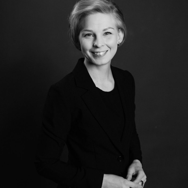 Valokuvaamo Jenora Design on Jyväskylässä ja Keski-Suomessa asuvien perheiden valokuvaamo. Valokuvaaja Jenni Orasen erityisosaamista on muotokuvaus ja hautajaisten valokuvaus.